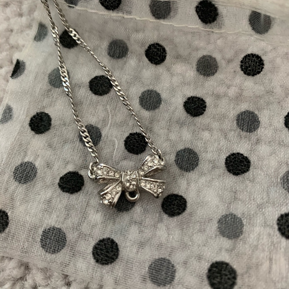 Silver Guess now necklace